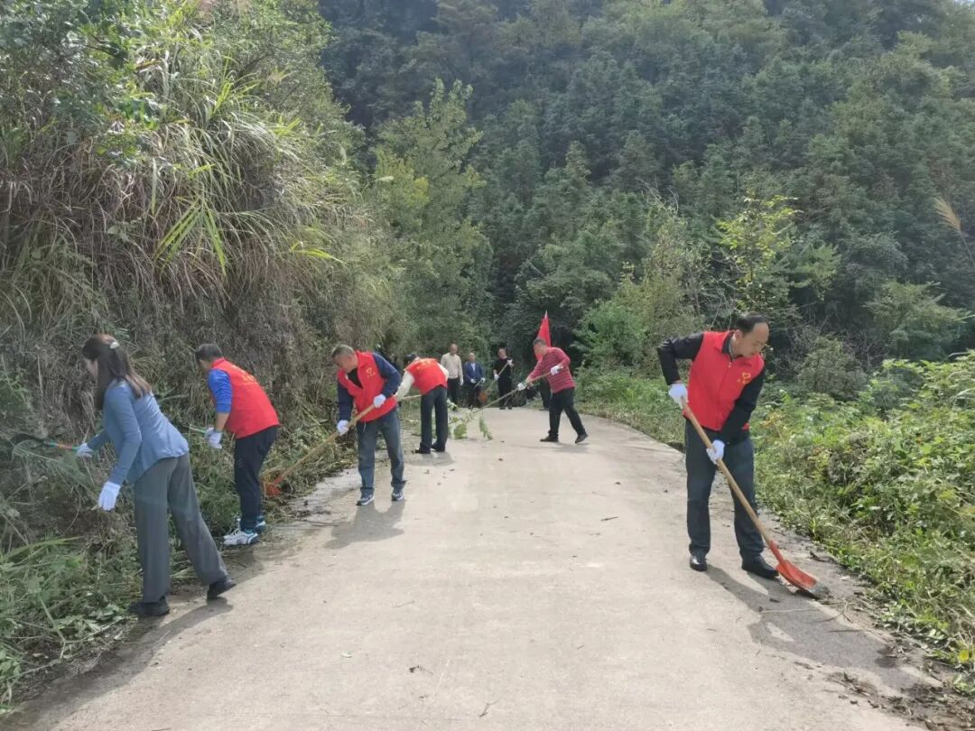 遵義公路管理東段志願者到馬龍村清理路面。