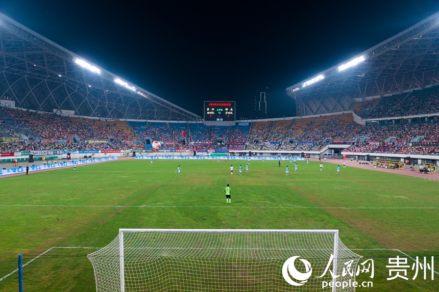 2025城市足球邀请赛比赛现场。人民网记者 涂敏摄