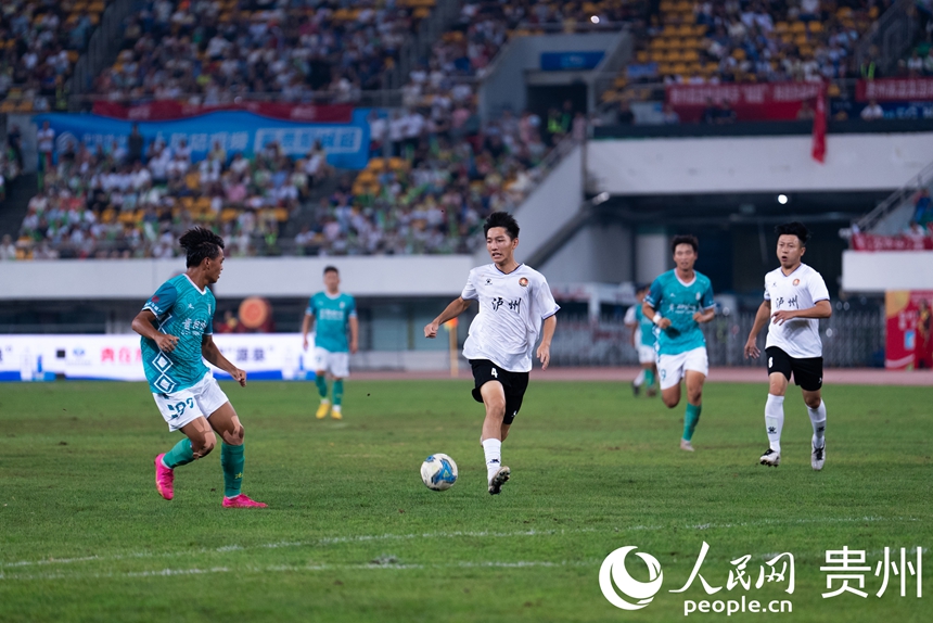 2025城市足球邀请赛比赛现场。人民网记者 涂敏摄