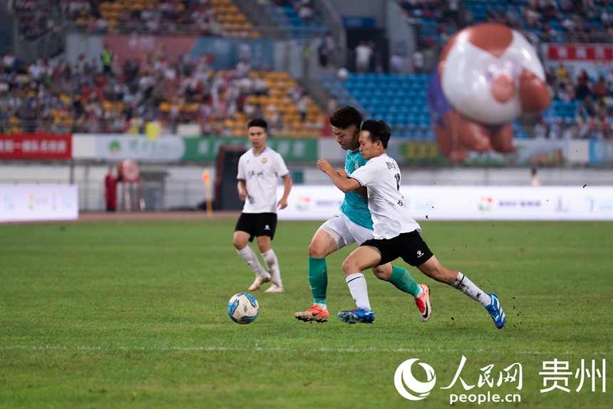2025城市足球邀请赛比赛现场。人民网记者 涂敏摄
