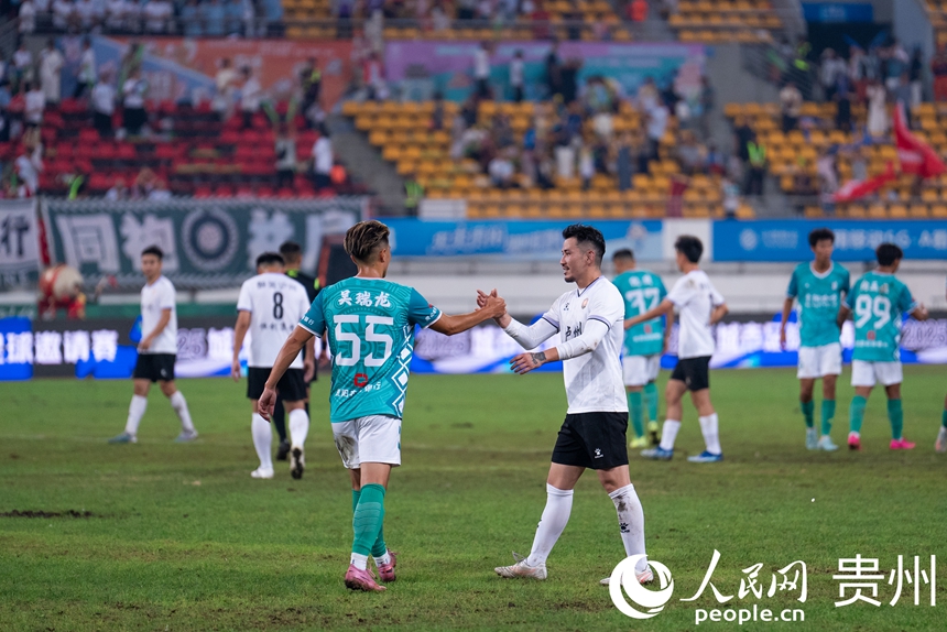 比赛结束后，参赛队员握手祝贺。人民网记者 涂敏摄