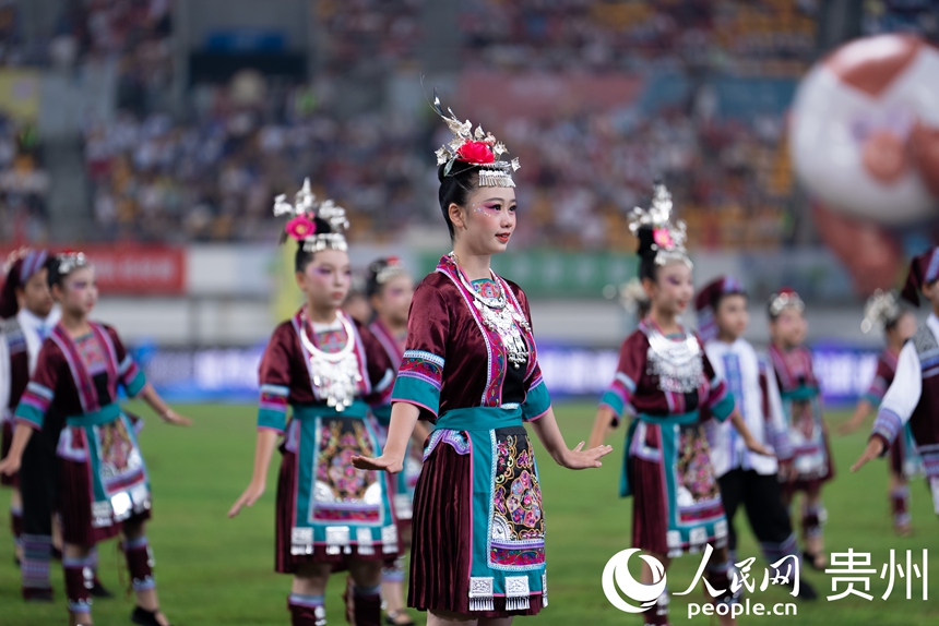 中场休息时的特色文化展示。人民网记者 涂敏摄
