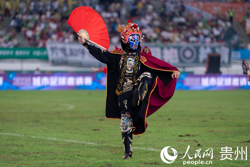 中场休息时的特色文化展示。人民网记者 涂敏摄