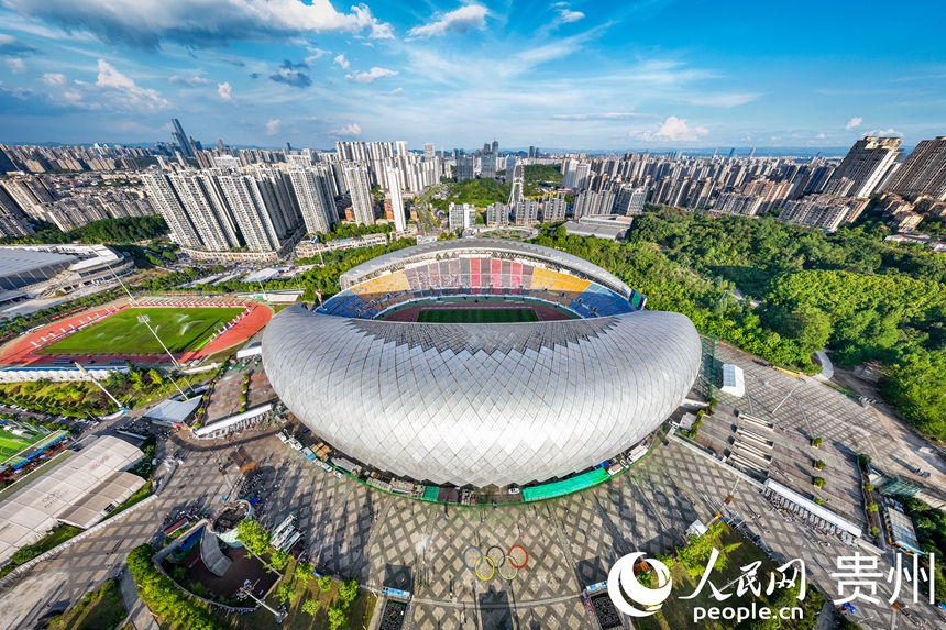航拍2025城市足球邀請賽比賽場地貴陽奧體中心。人民網記者 涂敏攝