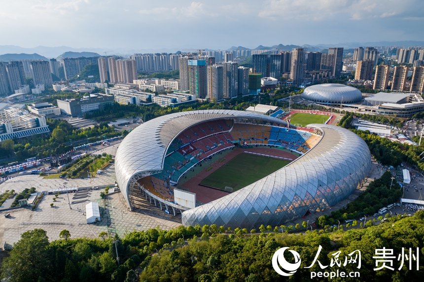 航拍2025城市足球邀请赛比赛场地贵阳奥体中心。人民网记者 涂敏摄