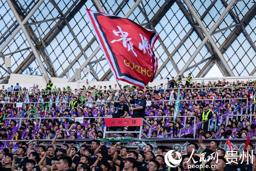 观看比赛的球迷。人民网记者 涂敏摄