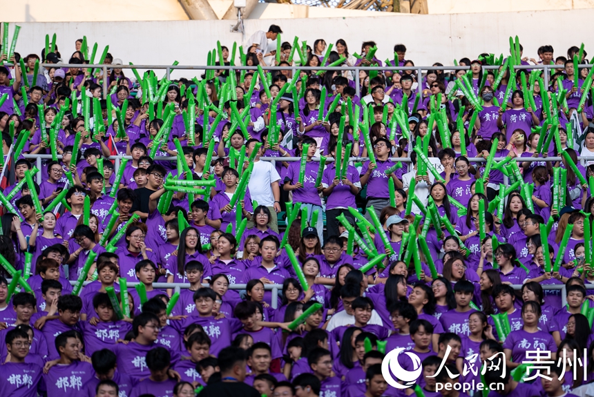 观看比赛的球迷。人民网记者 涂敏摄