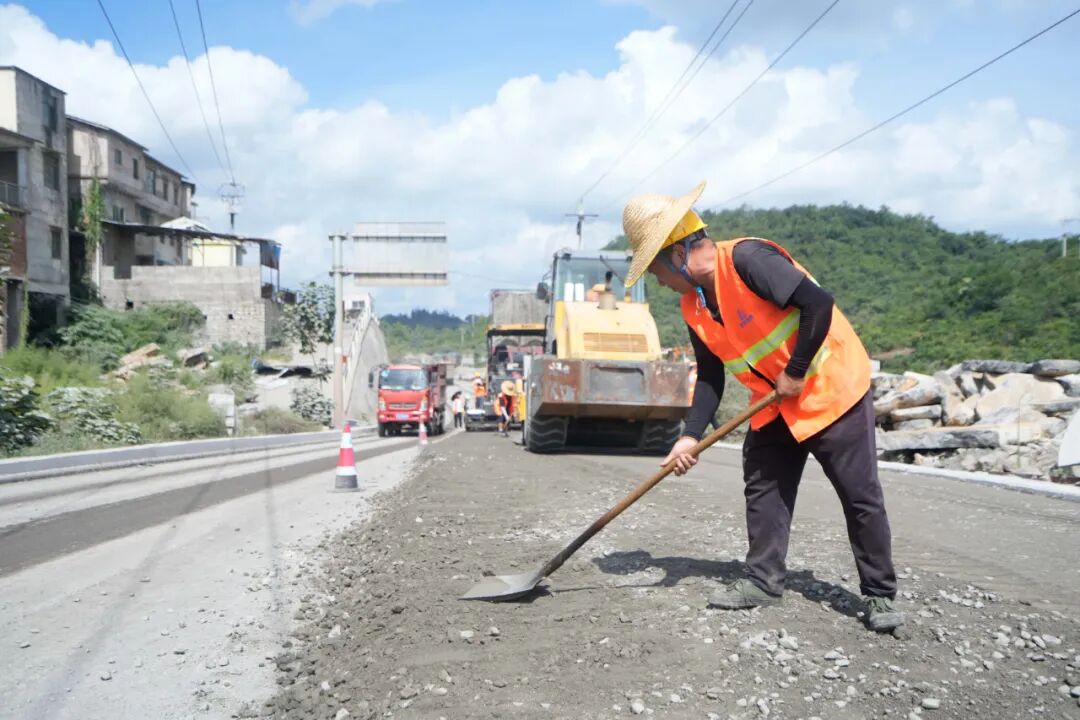 S211金板線路面提升工程施工現場。