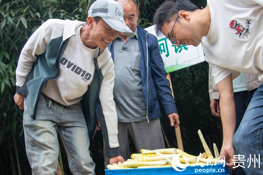 农户将剥好的方竹笋抬去称重。人民网 黄小桃摄