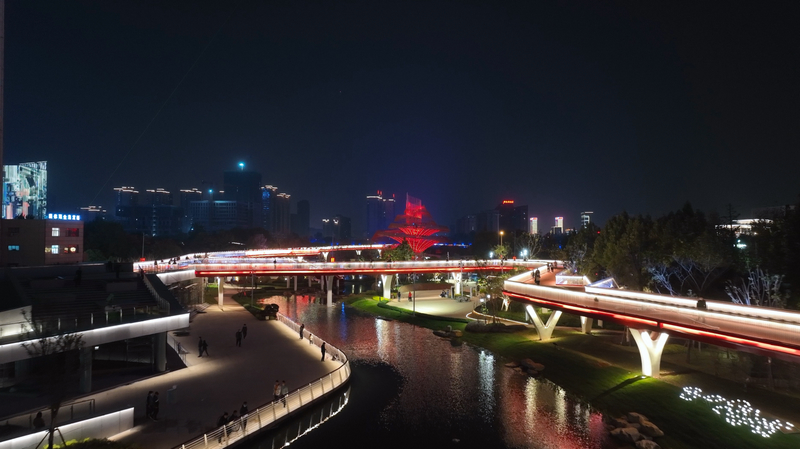 山東棗庄鳳鳴湖夜景。水電九局供圖