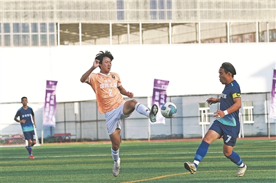 9月21日，贵安智算队球员（右）在与涪陵国药太极队球员拼抢。张晨摄