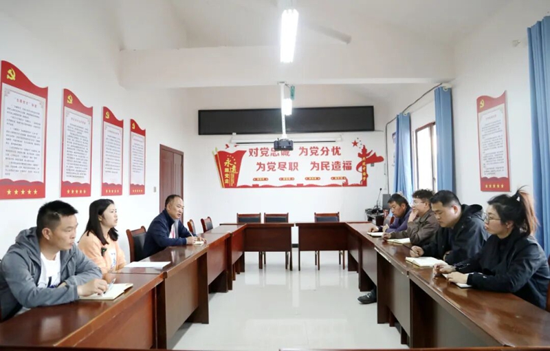 5 图为尚伟与驻村工作队员、社区两委干部沟通工作.jpg