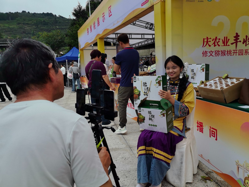 网络达人直播带货现场。王晓亚摄