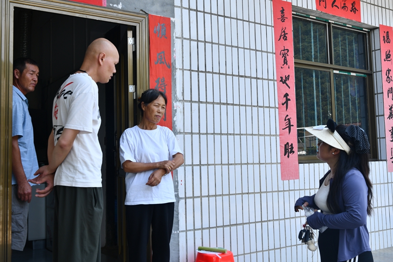祥腳村工作隊員到群眾家中走訪.jpg