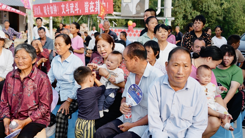 现场欢笑声、呐喊助威声此起彼伏。