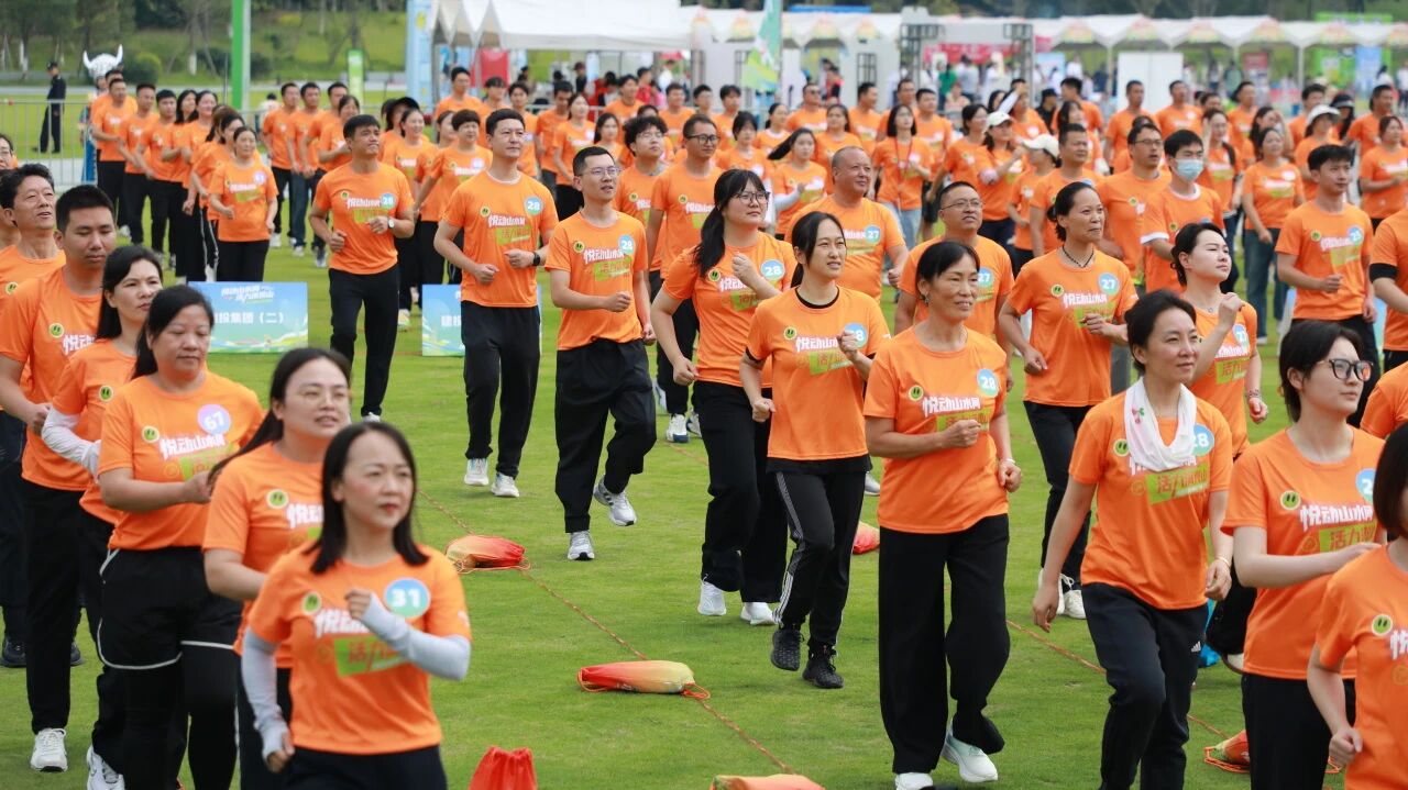 参与开幕式的人员整齐踏步。观山湖区融媒体中心供图