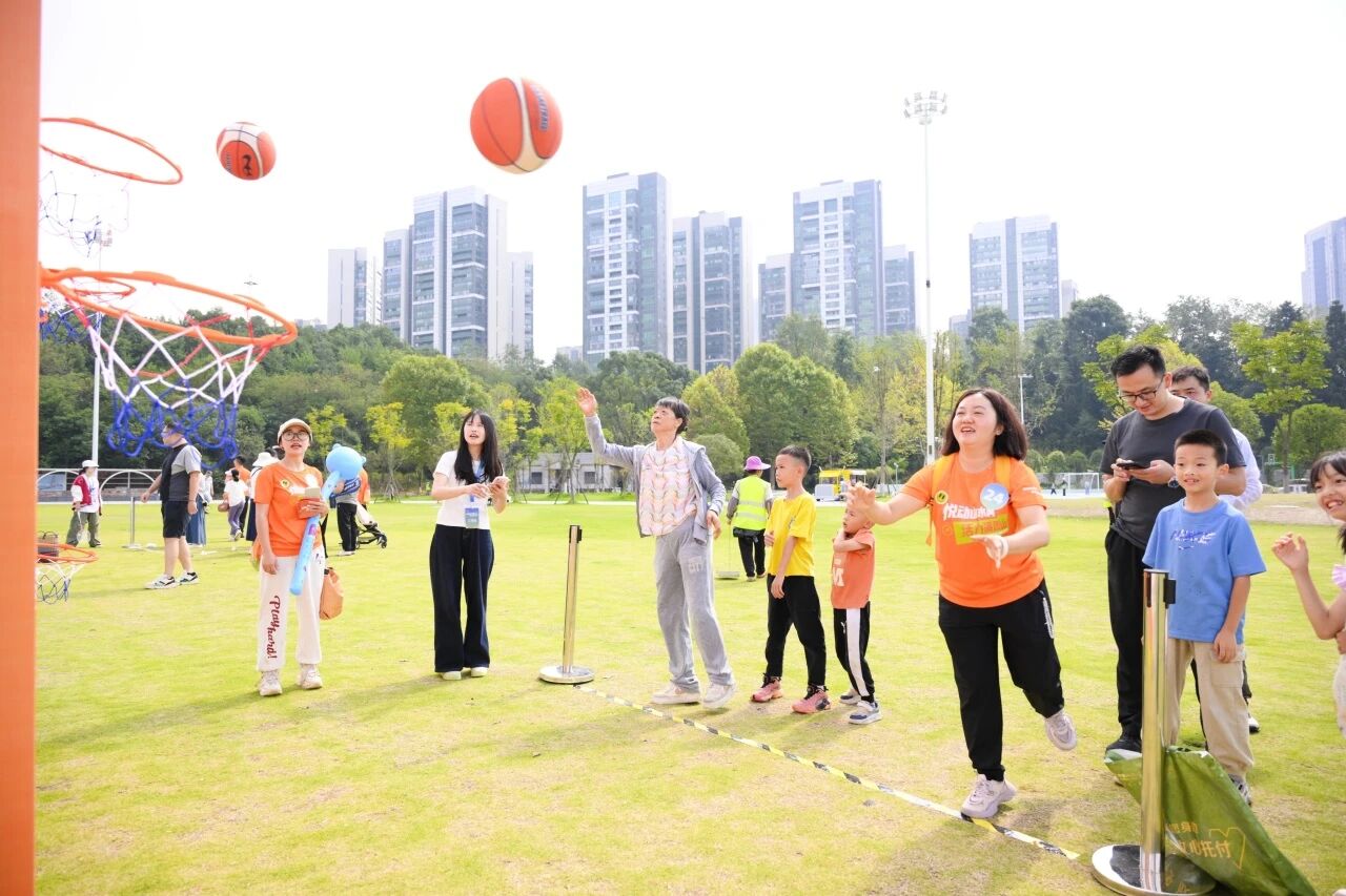 大家参与趣味比赛。观山湖区融媒体中心供图