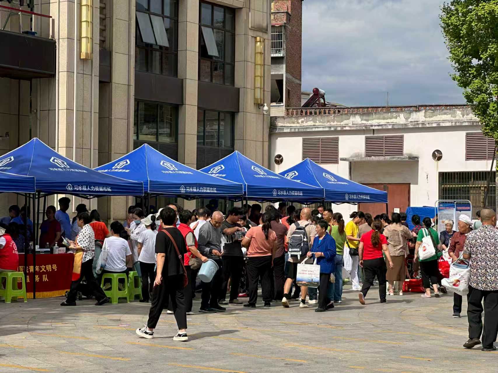 活动现场,各部门开展普法宣传。周子行摄