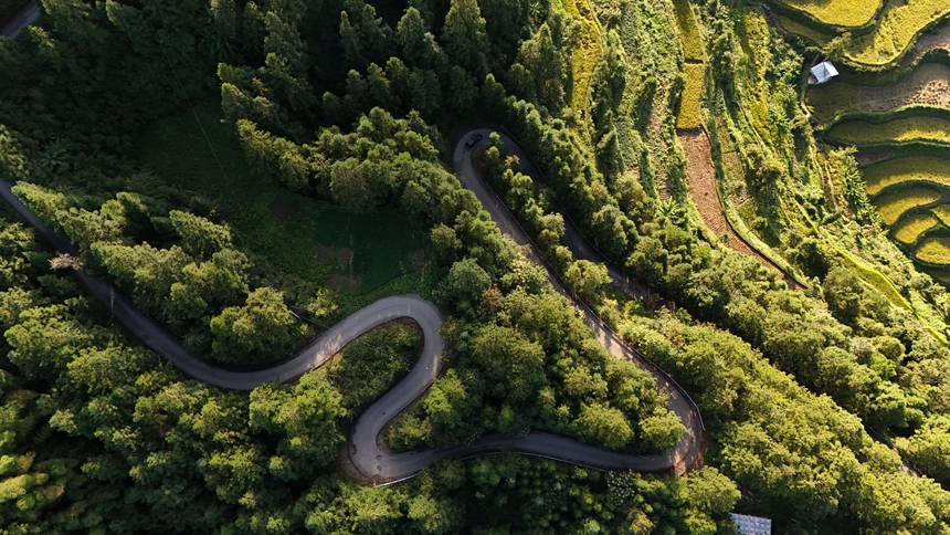 南寨镇盘山公路。