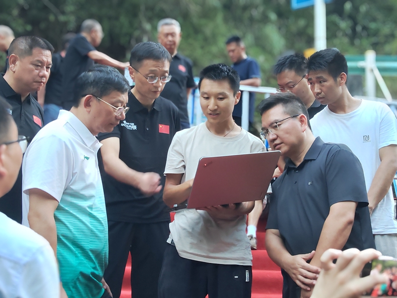 贵州省黔西南州水文水资源局水文监测队员刘松正在向贵州省体育局党委书记、局长马雷汇报赛事水域水文特征。.jpg