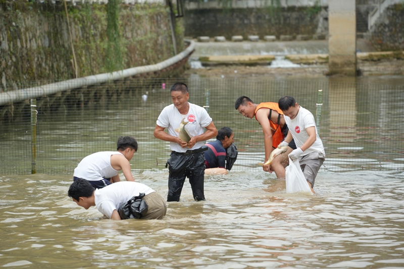 捉鱼比赛现场。.JPG