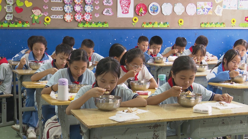 学生用餐.jpg