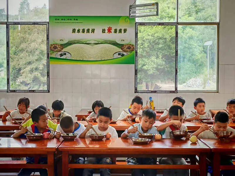 学校食堂一角。