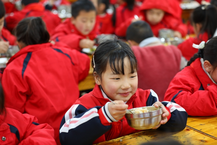剑河县城关第五小学学生正在吃午餐。杨菊梅摄