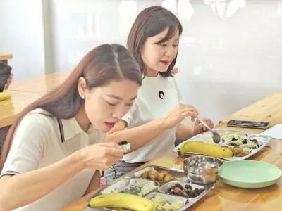 教师及家长们对餐食满意。罗海兰 摄