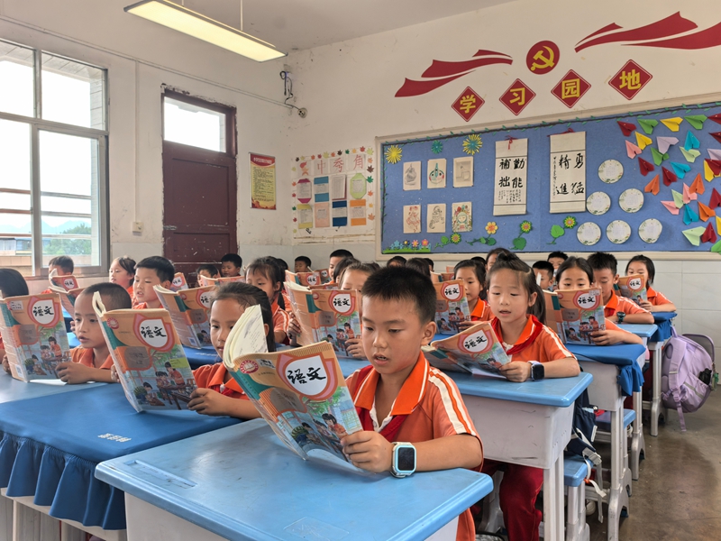 學生們正在專心閱讀。王方 攝.jpg