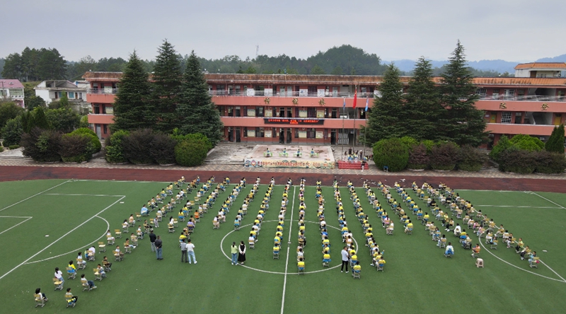 独山县打羊小学在趣味活动中庆丰收。