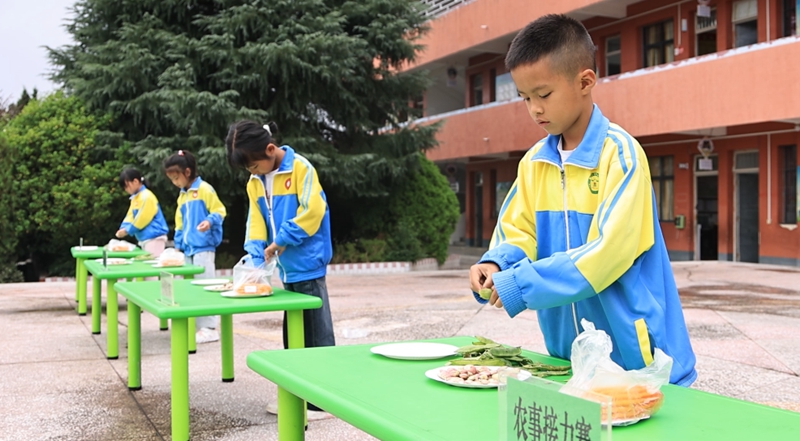独山县打羊小学在趣味活动中庆丰收。