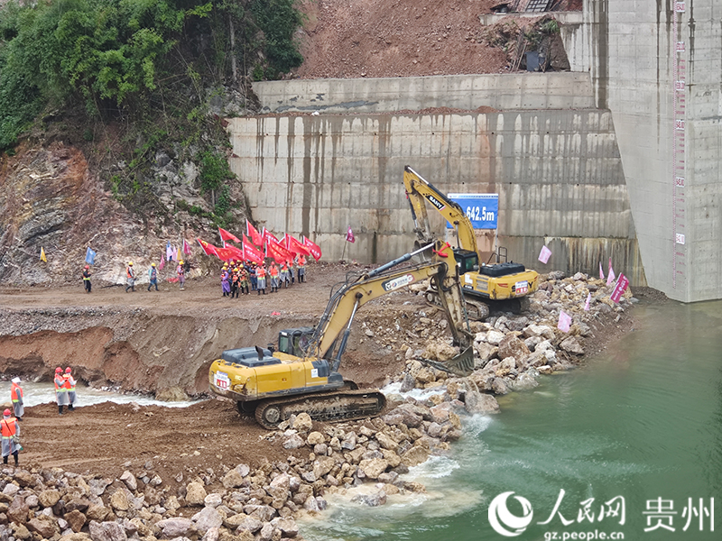 工程截流现场。人民网 黄小桃摄