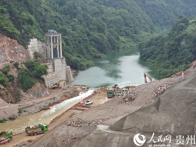 截流工作正在有序进行中。人民网 黄小桃摄