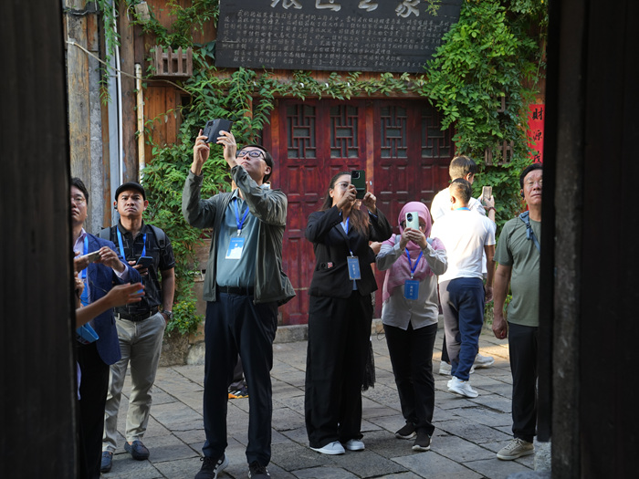 2025“一带一路”中外媒体采访行走进平坝天龙屯堡。