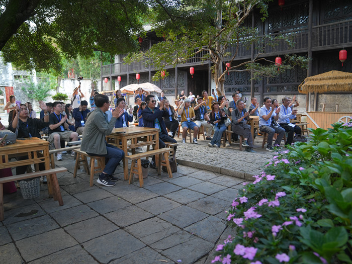 2025“一带一路”中外媒体采访行走进平坝天龙屯堡。