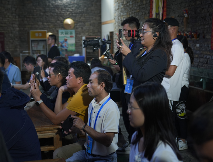 2025“一带一路”中外媒体采访行走进平坝天龙屯堡。