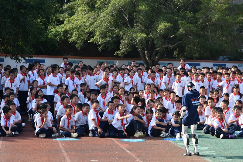 机器人与县第四小学学生打招呼.JPG
