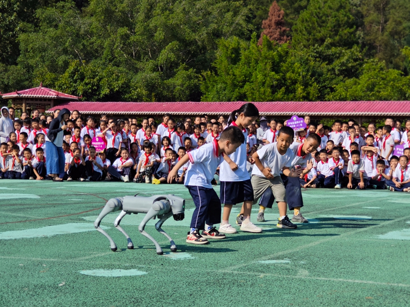 学生与机器狗赛跑.jpg