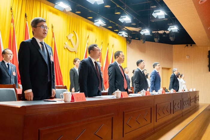 高唱中华人民共和国国歌。