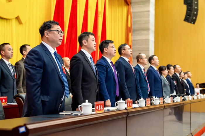 全体奏唱国歌。