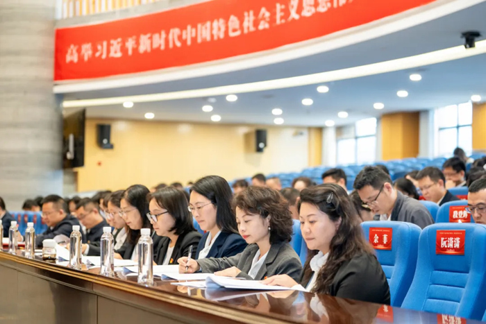 党代表认真学习党代会报告。