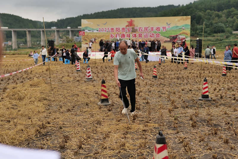 图为：滚铁环现场