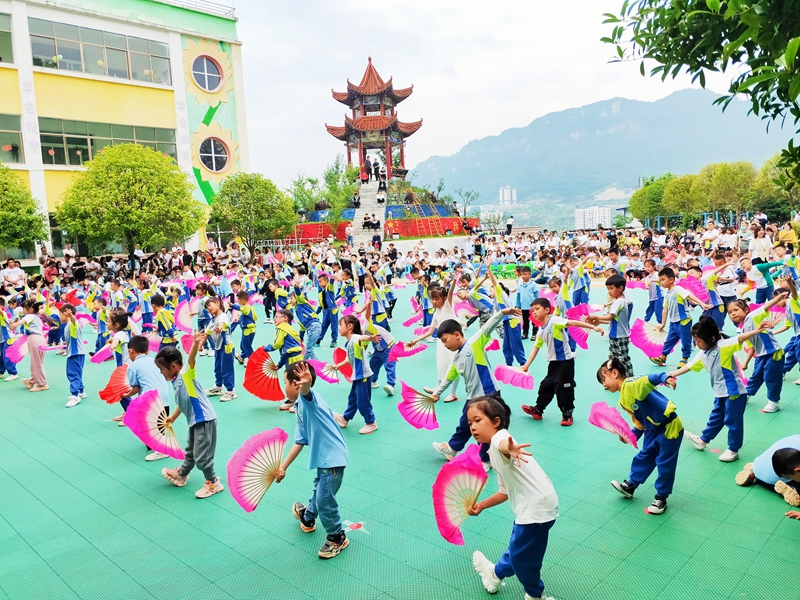思南县第三幼儿园六一儿童节向家长展示带有浓厚地方民族特色的思南花灯 课间操2.jpg