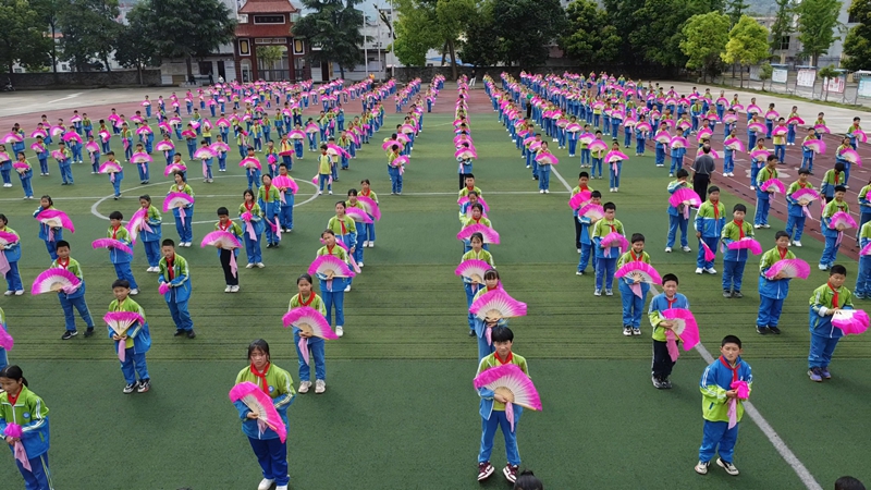 思南许家坝小学土家花灯进校园 激活校园大课间(思南融媒体中心 供图).jpg