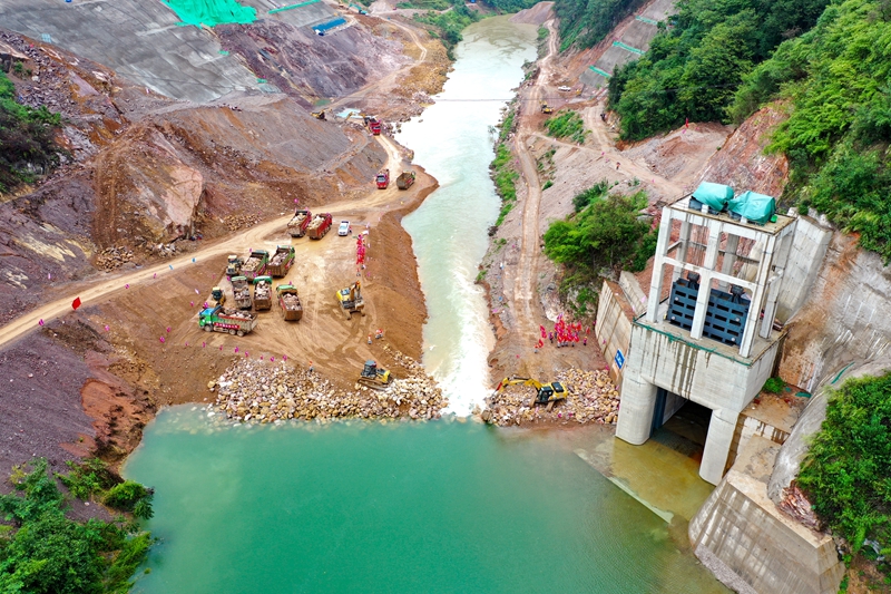 9月25日，拍攝的國家重大水利工程宣威水庫樞紐工程截流現場（無人機拍攝）。潘希來 攝 (1)