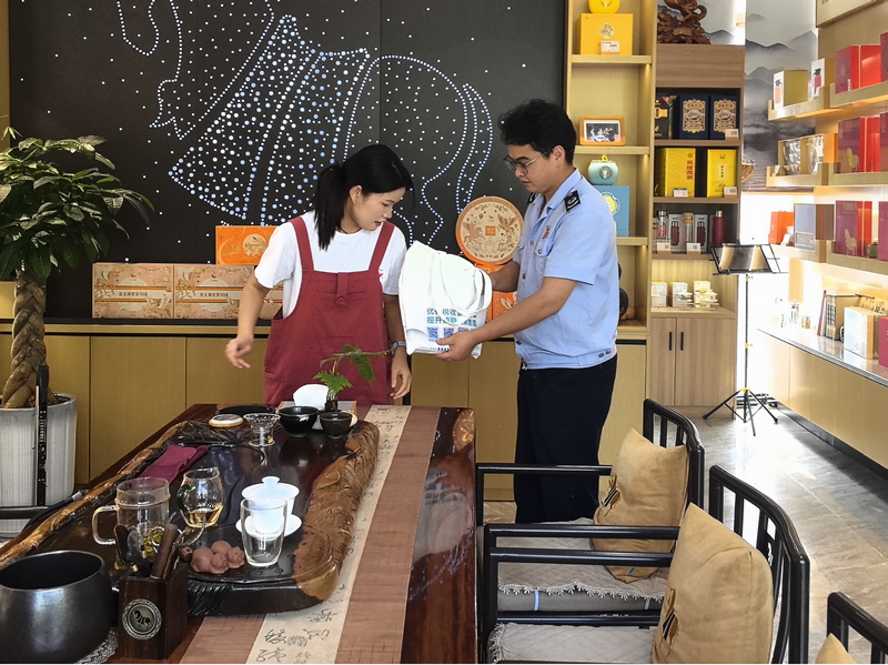 税务干部向个体工商户宣讲政策。马亚丽摄