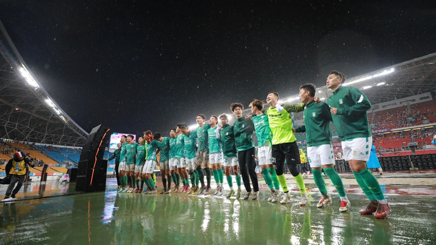 贵阳“城超”决赛现场。