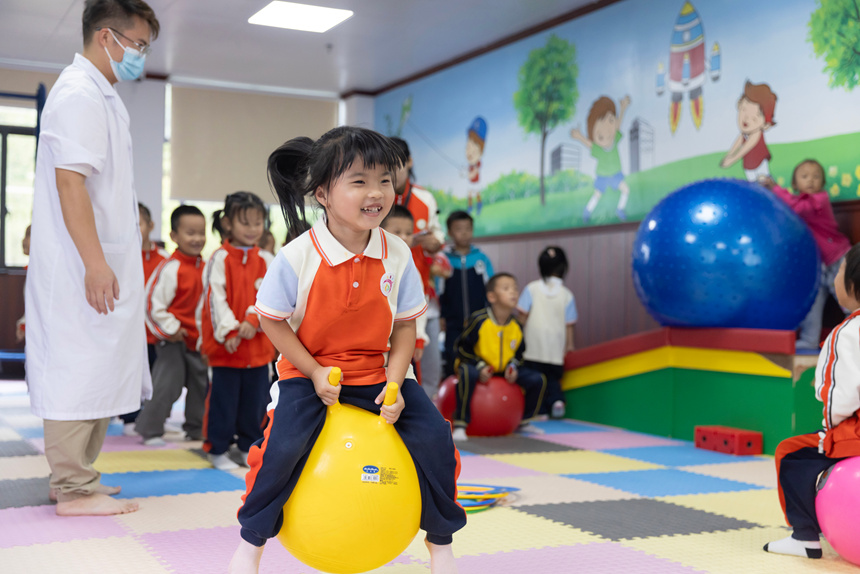 学生在施秉县民族中医院儿童康复科体验感统训练。