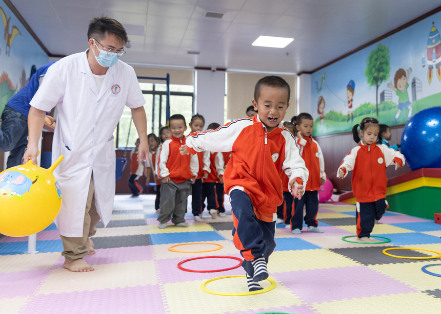 学生在施秉县民族中医院儿童康复科体验感统训练。